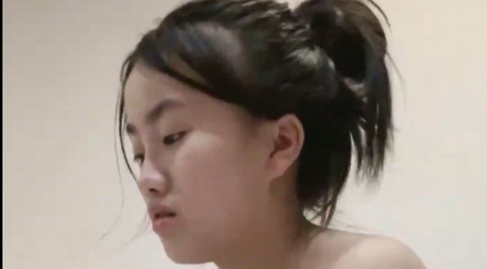最近约的清纯嫩妹妹,掰小穴有点害羞,扶屌磨蹭小穴,洗手台上操逼