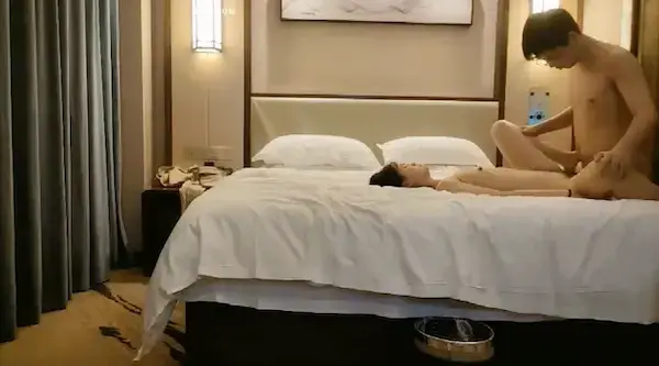马尾小姐姐时尚香艳打扮真撩人啊，白色裹胸内衣 白嫩苗条，互相舔吸吧叽好爽，啪啪大屁股起伏套弄狠撞