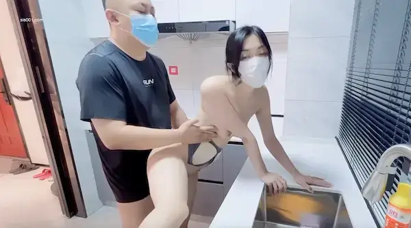 漂亮少妇吃鸡啪啪 你干什么吖 想操你了 好紧 好多水水 在厨房干家务被后入内射了 小嘴吃饱饱