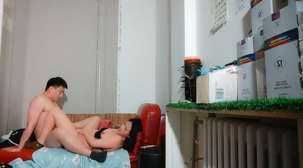 漂亮良家小少妇,不行,我要上厕所,被胖哥带回房间在沙发强行抠逼脱衣,无套输出内射 - 无套内射视频