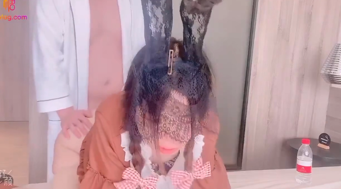 漂亮肉丝美眉 啊轻点好痛 皮肤白皙 稀毛粉鲍鱼大肥臀 被小哥无套输出 内射 娇喘连连