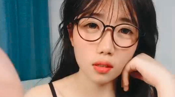 黑白丝露脸极品学妹的诱惑，羞涩中带着一点淫荡看起来还很骚，揉奶玩逼跳弹摩擦阴蒂，浪叫呻吟不止精彩刺激