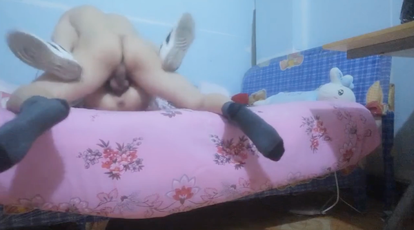 漂亮瘦弱小少妇,射里面啦,没有射外面,它自己掉的我也没办法,被偷偷摘套内射了,四川妹子火了脾气好大 - 无套内射视频